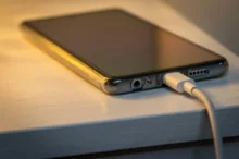 mobilní telefon na nabíječce