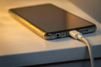 mobilní telefon na nabíječce