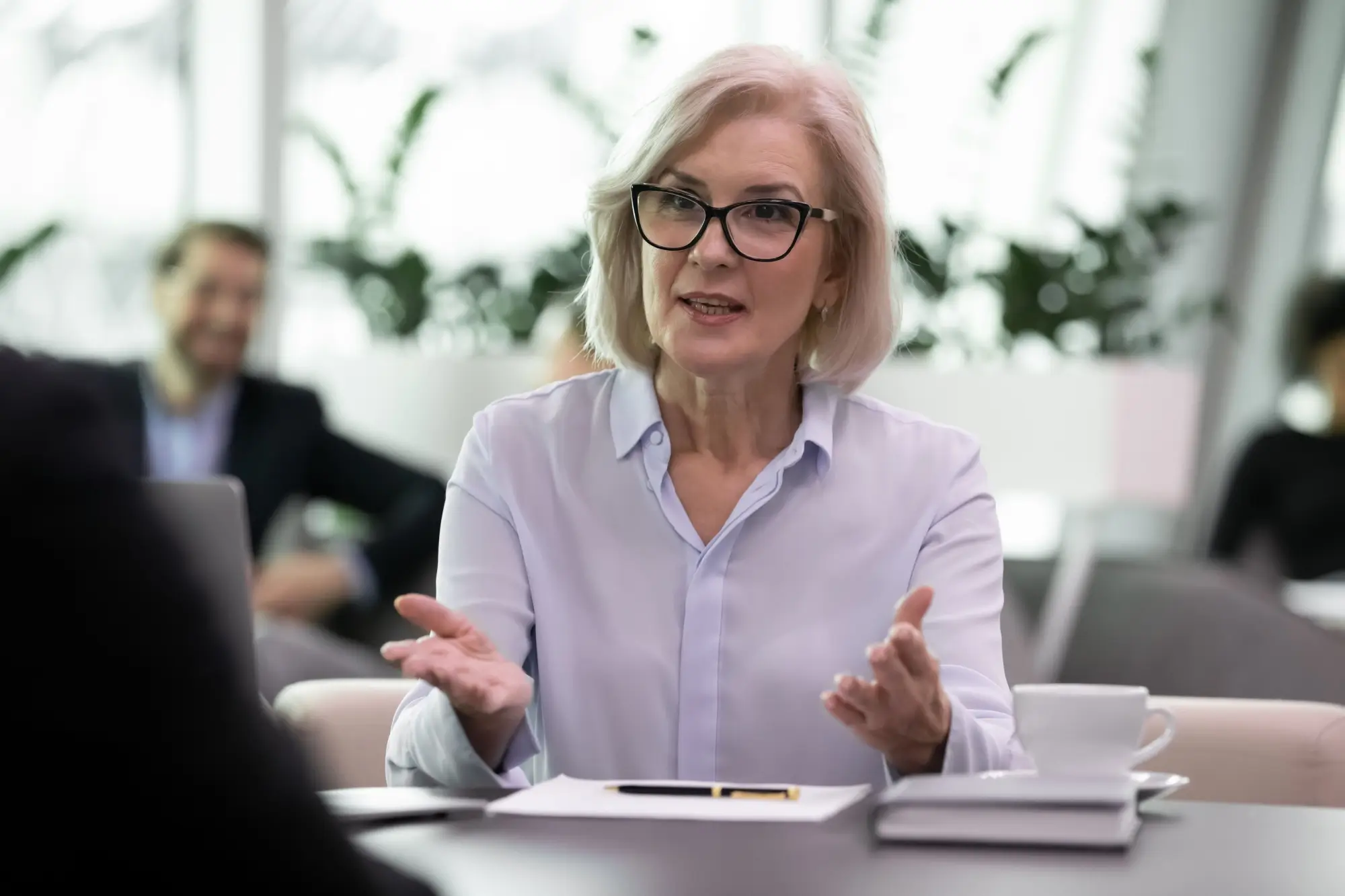 Shutterstock_1727257915 - Techsvět žena v bance