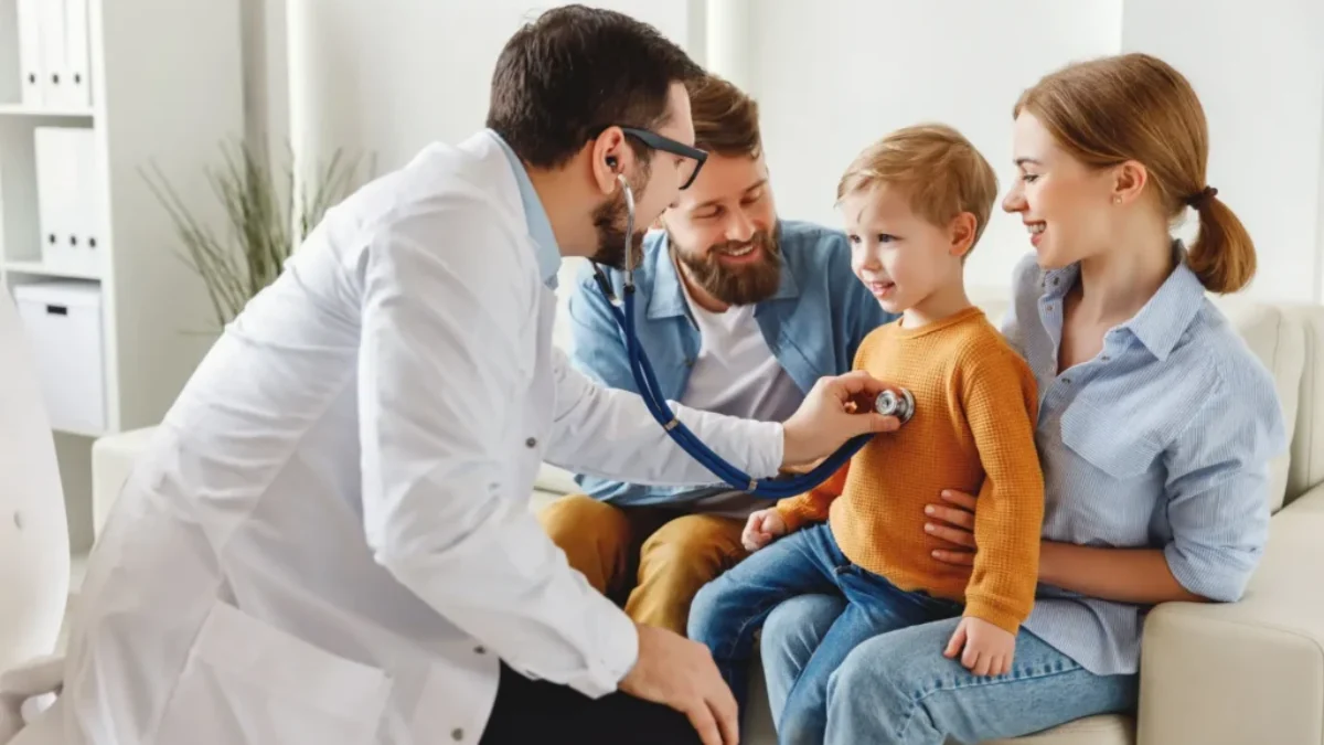 Rodina u lékaře na preventivní prohlídce