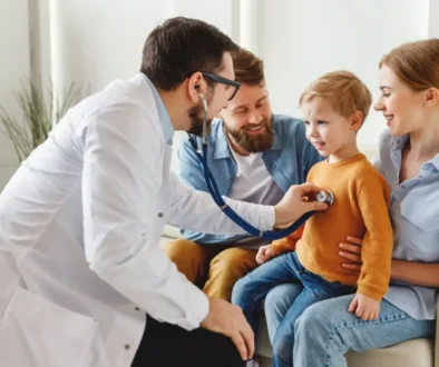 Rodina u lékaře na preventivní prohlídce