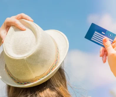 Žena drží průkaz EU