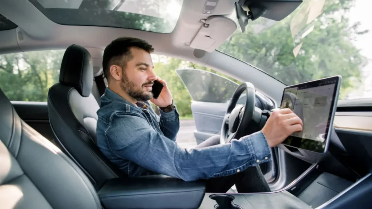 MOderní kokpit auta s displejem a řidičem