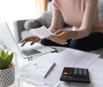 Kdo všechno má nárok na dávku? Zdroj Žena s papíry a laptopem a kalkulačkou