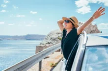 žena vyklánějící se z auta