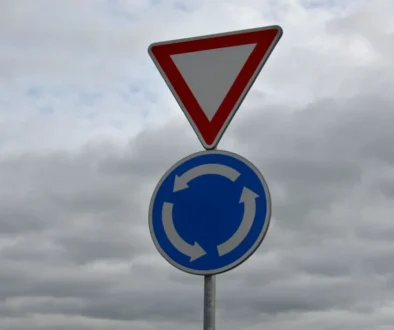Značka dej přednost v jízdě a kruhový objezd