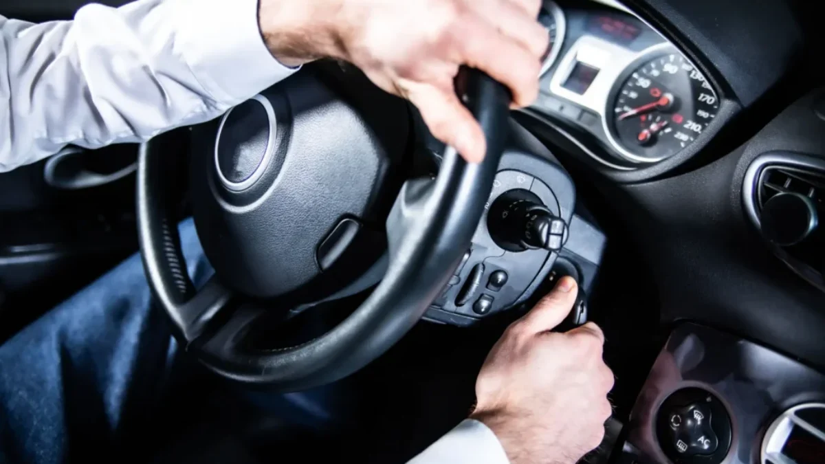 Řidič startuje auto