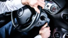 Řidič startuje auto