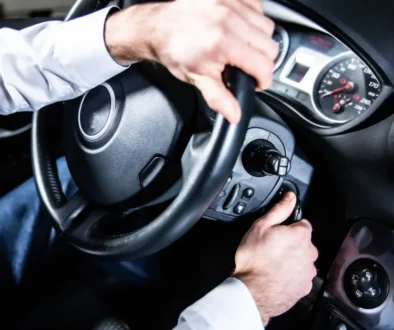 Řidič startuje auto
