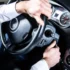 Řidič startuje auto