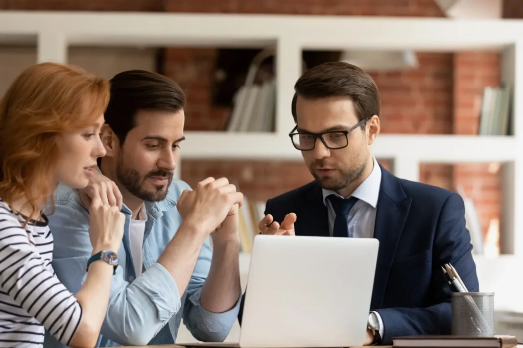 Shutterstock_1916411387 - Techsvět Pár si bere půjčku