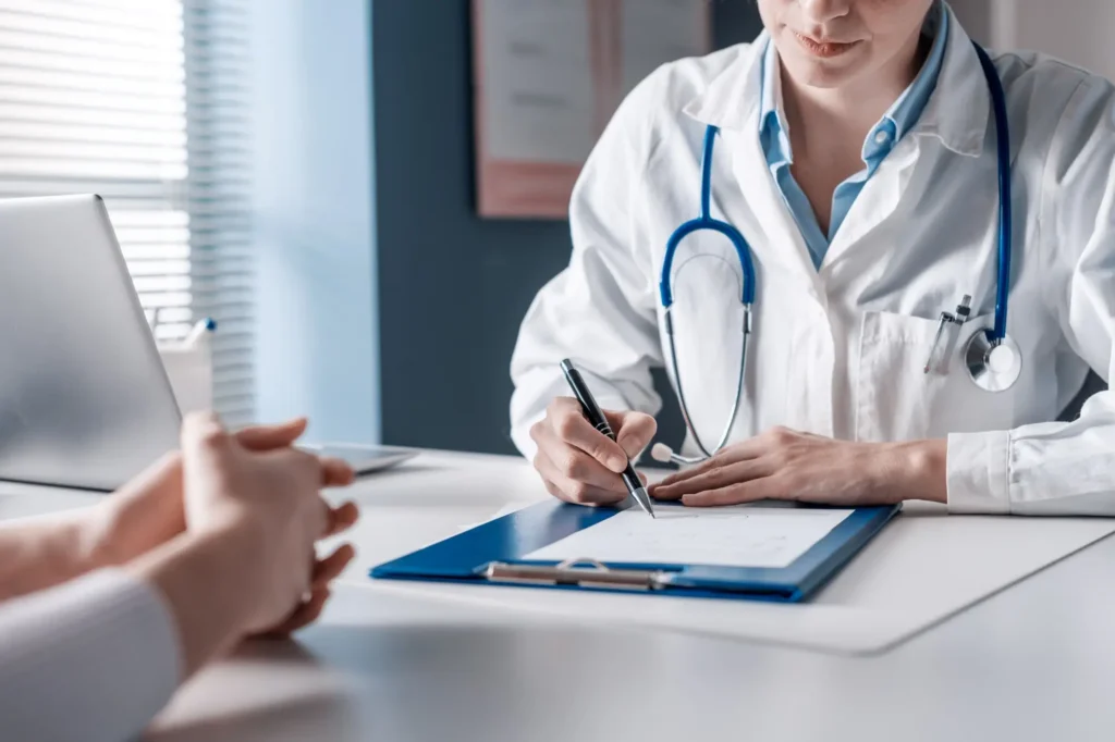 Shutterstock_1936260061 - Techsvět Doktor předepisuje