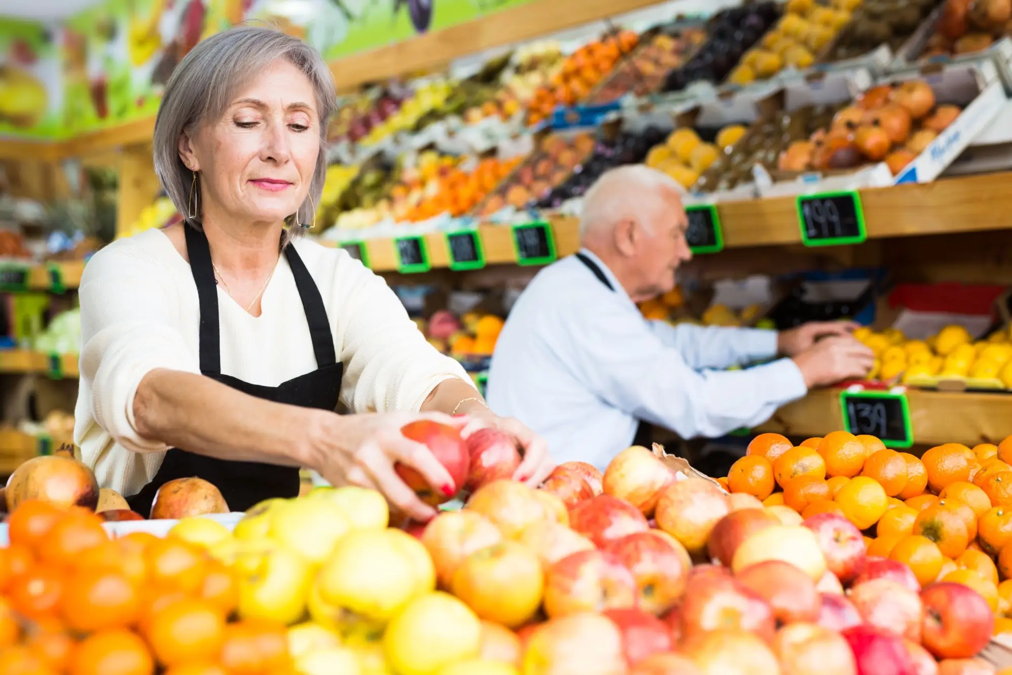 Zaměstnanci supermarketu v seniorském věku 