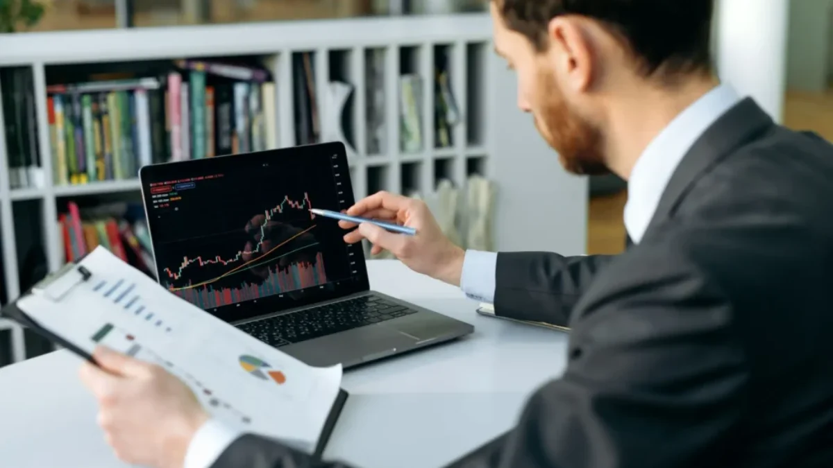 Finanční poradce připravuje investiční plán ve své kanceláři