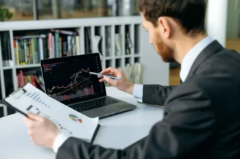 Finanční poradce připravuje investiční plán ve své kanceláři