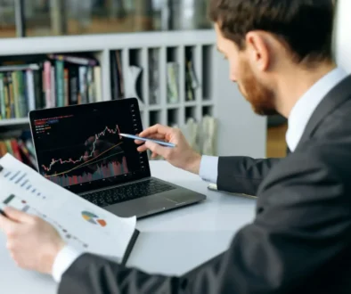 Finanční poradce připravuje investiční plán ve své kanceláři