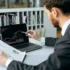 Finanční poradce připravuje investiční plán ve své kanceláři