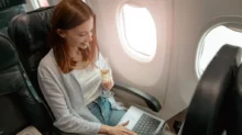 Žena v letadle