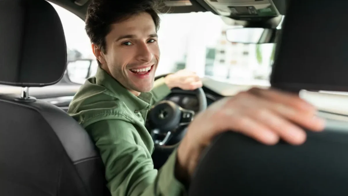 Víte, kde v autě sedět, abyste minimalizovali následky nehody? Zdroj Muž řídí auto