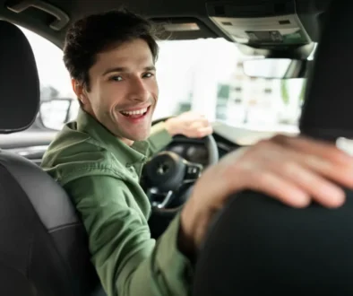 Víte, kde v autě sedět, abyste minimalizovali následky nehody? Zdroj Muž řídí auto