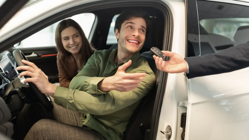 Shutterstock_2152588767 - Techsvět Muž a žena si půjčují auto