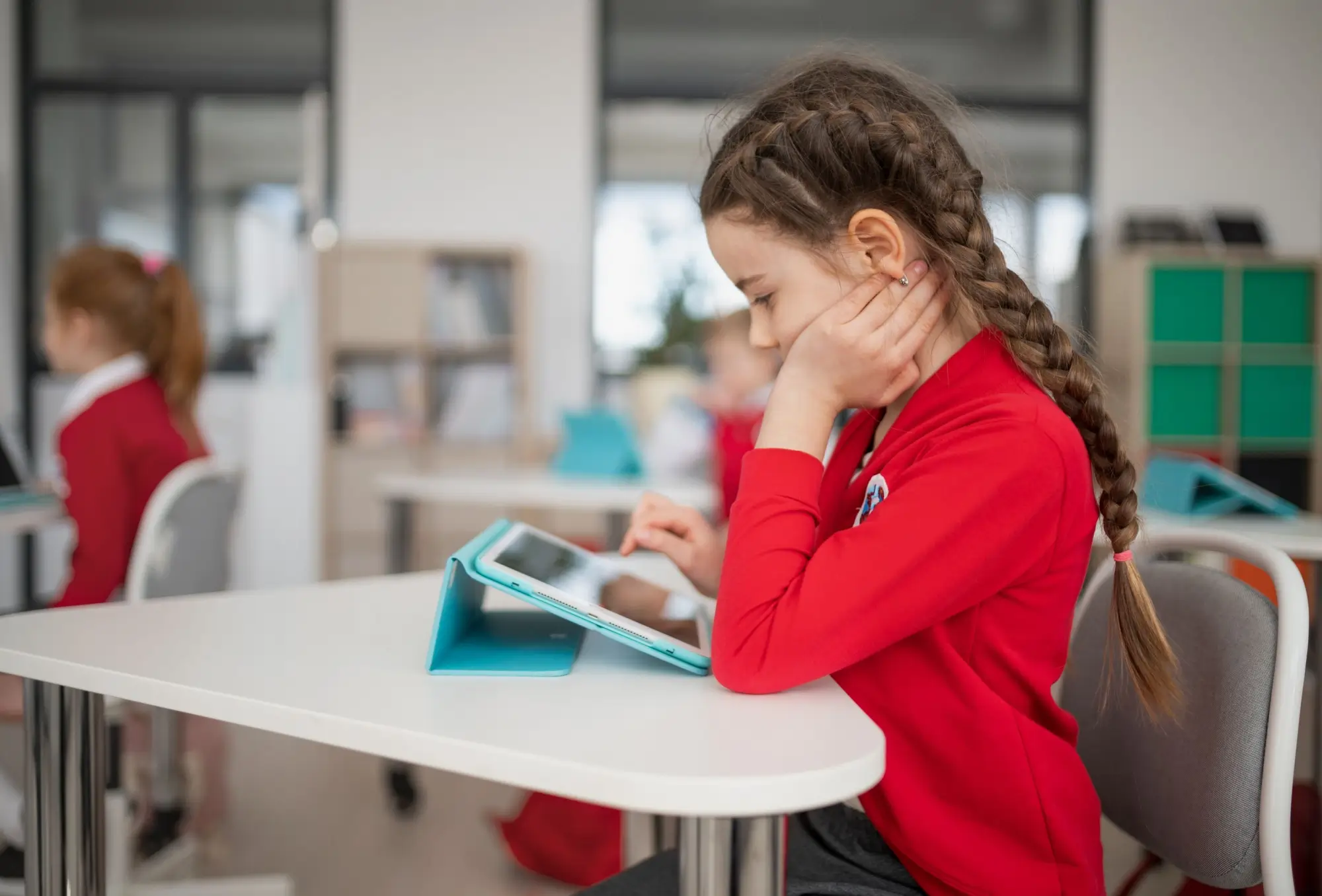 Shutterstock_2180392971 - Techsvět dívka na tabletu