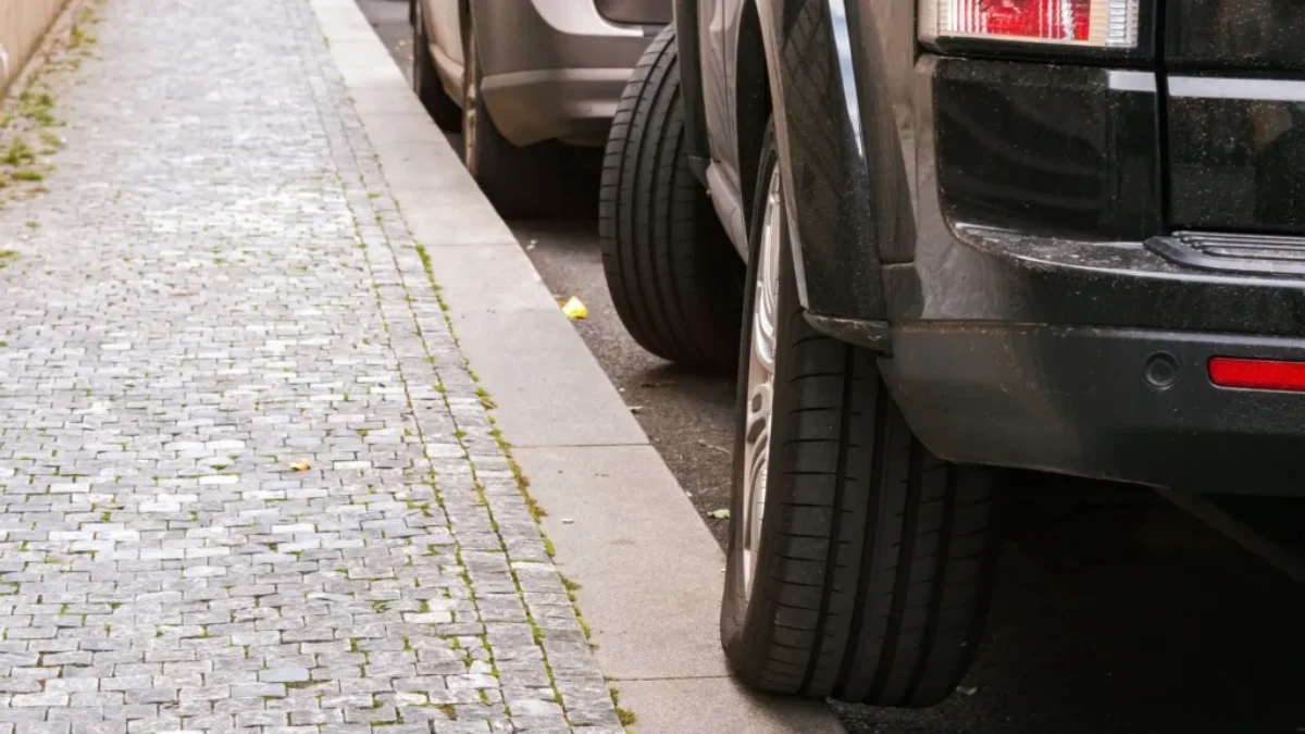 Auto parkuje na chodníku