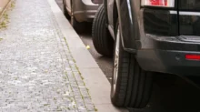Auto parkuje na chodníku