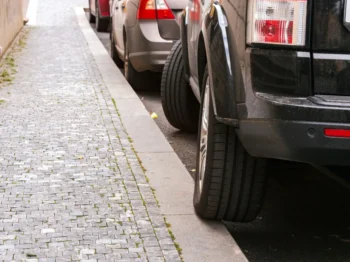 Auto parkuje na chodníku