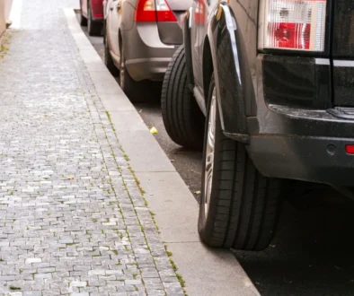 Auto parkuje na chodníku