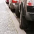 Auto parkuje na chodníku