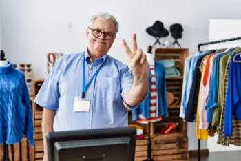 Senior v šatně, připravuje se do práce