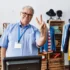 Senior v šatně, připravuje se do práce