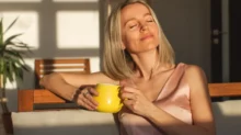 Žena s čajem na gauči