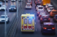 Záchranka jede v koloně