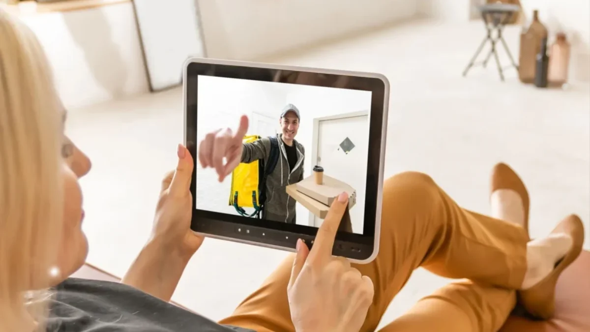 Dveřní kukátka jsou dnes pěkně mazaná zařízení. Zdroj monitor digitálního kukátka