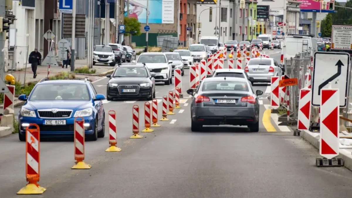 Při opravách se často mění i maximální rychlost. Zdroj Uzavírka silnice