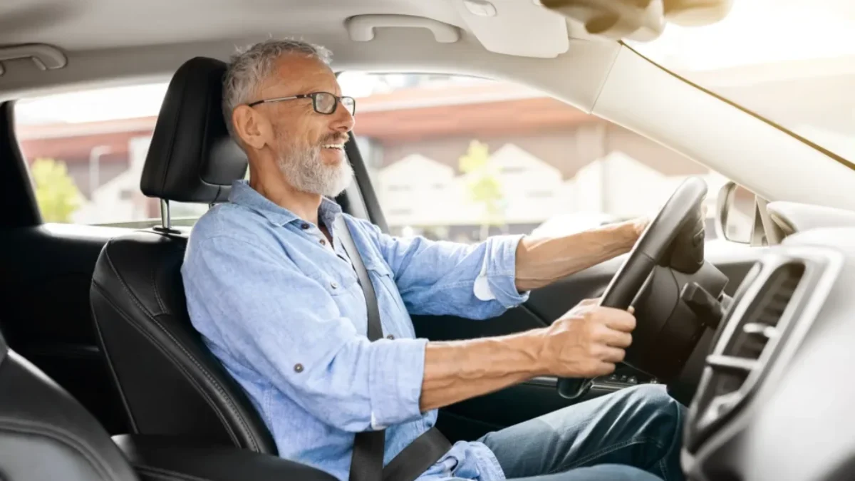 Senior řídí auto