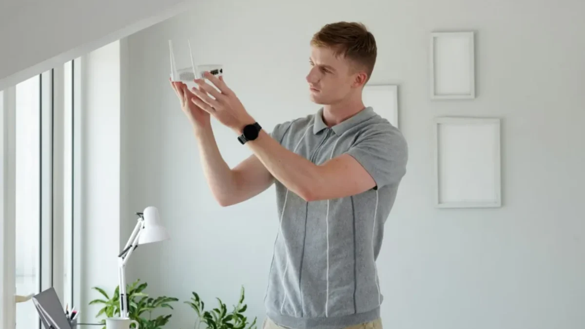 Muž instaluje router