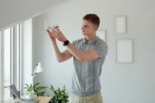 Muž instaluje router