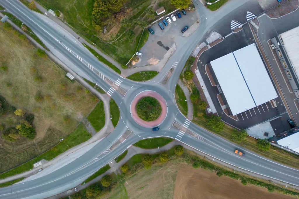 Shutterstock_2370539555 - Techsvět Kruhový objezd focený dronem