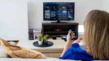 Žena sedí u televize
