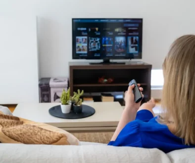 Žena sedí u televize