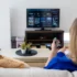 Žena sedí u televize