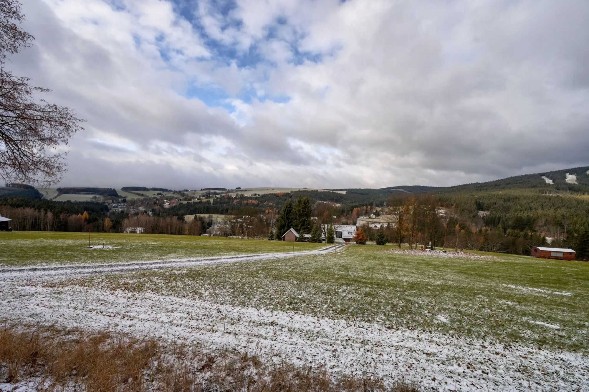 Shutterstock_2389927597 - Techsvět Sníh na poli vesnice