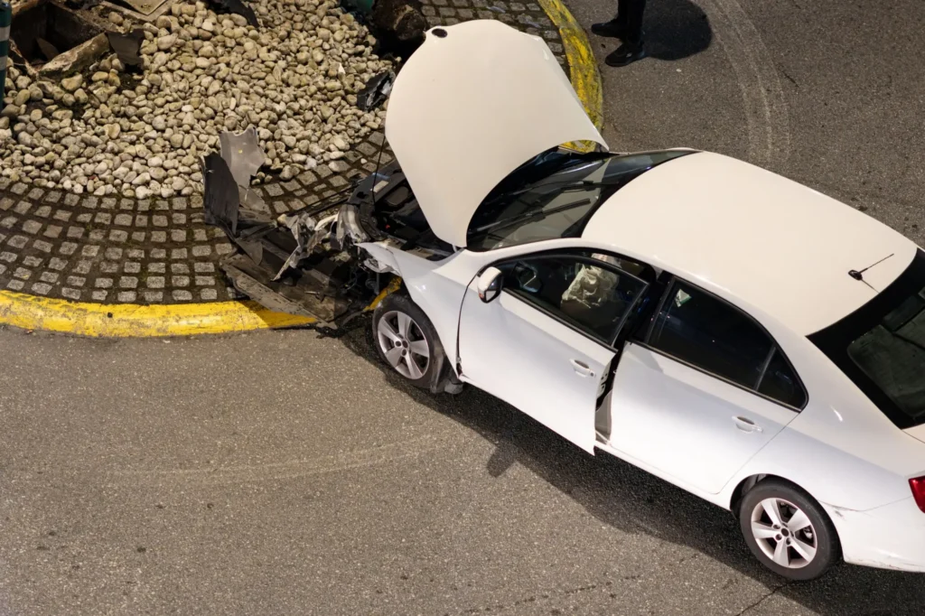 Shutterstock_2422632819 - Techsvět Auto nabourané uprostřed kruhového objezdu