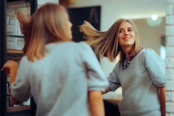 žena před zrcadlem