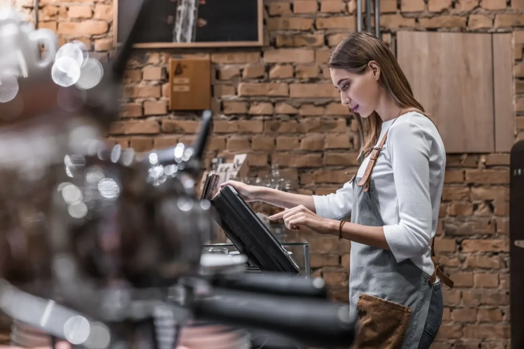 Shutterstock_2444864665 - Techsvět Servírka obsluhuje kasu
