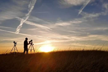 Pozorovatel slunce oblohy skrze dalekohled
