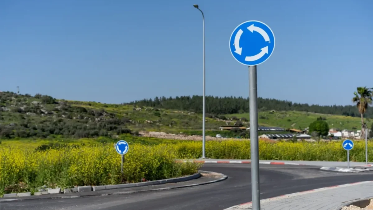 Značka kruhového objezdu u kruhového objezdu
